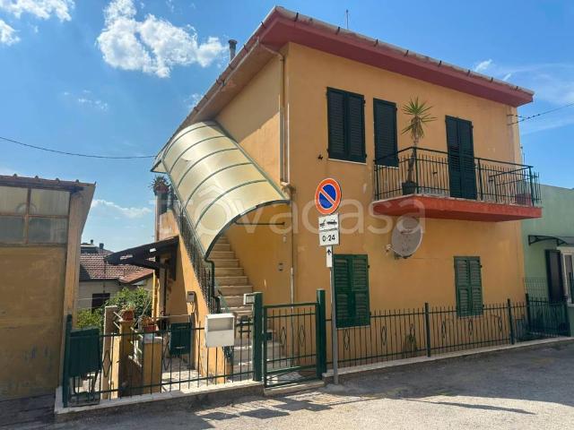 Trilocale in vendita a Falconara Marittima via Vittorio Alfieri, Centro