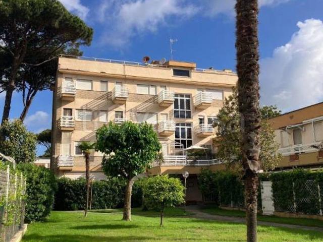 Trilocale in vendita a Fiumicino via l'Ardenza, 18, Fregene