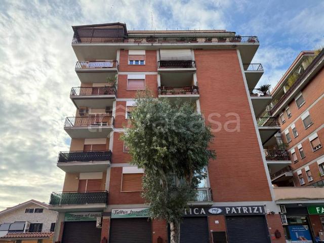Trilocale in vendita a Guidonia Montecelio via Giacomo Leopardi, 7, Setteville