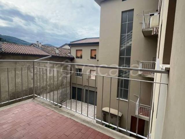 Trilocale in vendita a Gandino piazza Vittorio Veneto