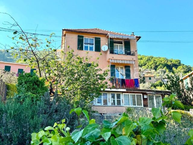 Trilocale in vendita a Genova, Bavari