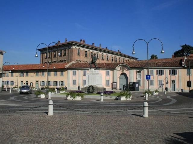 Trilocale in vendita a Lainate via Pompeo Litta