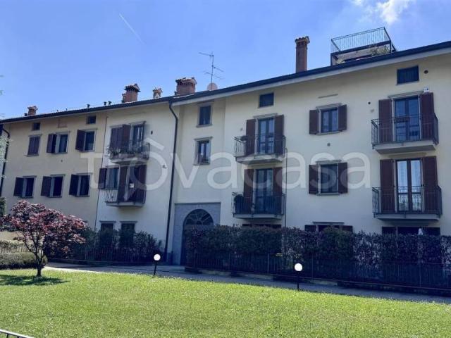 Trilocale in vendita a Lesmo via mazzini, 31