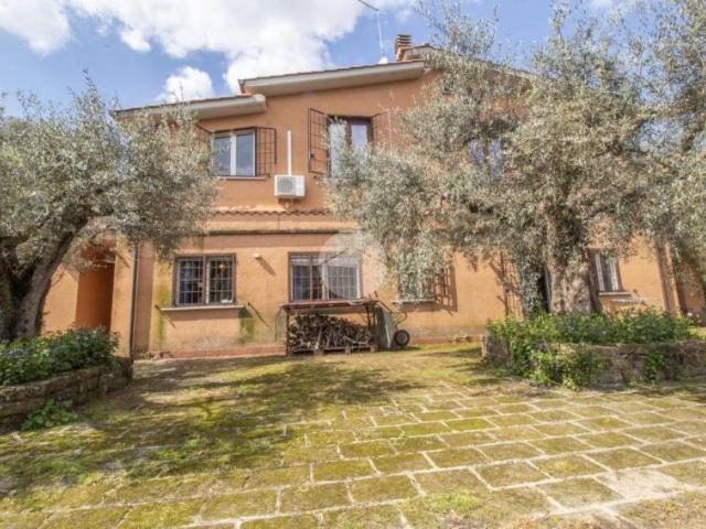Rustico/casale/corte in vendita a Palombara Sabina