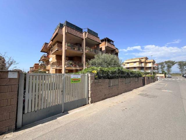 Trilocale in vendita a Pomezia via Atene, 7