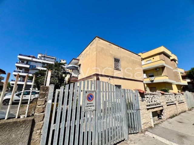 Trilocale in vendita a Pomezia via Gran Bretagna