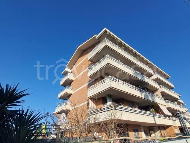 Trilocale in vendita a Pomezia viale delle Arti, 5A