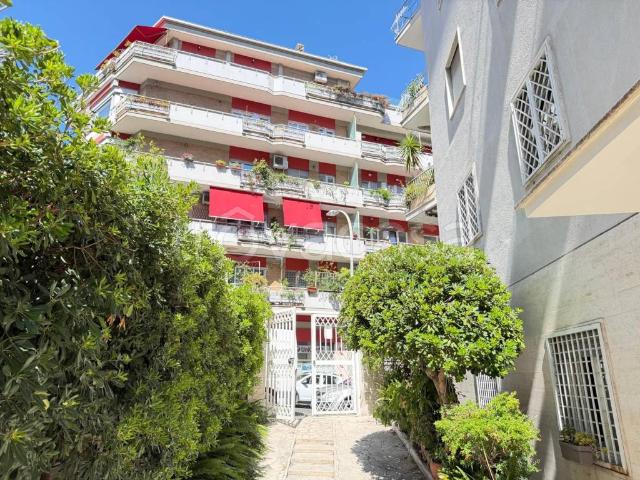 Trilocale in vendita a Roma largo Forano, Africano Villa Chigi
