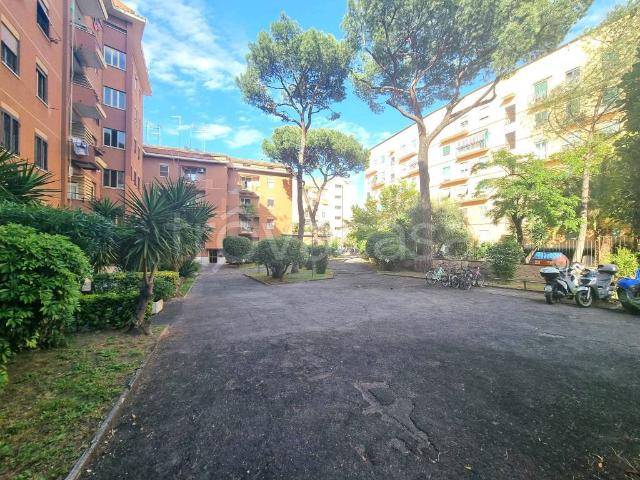 Trilocale in vendita a Roma via Marco Valerio Corvo, Appio Claudio Statuario