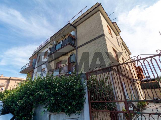 Trilocale in vendita a Roma via Merope, 69, Torre angela