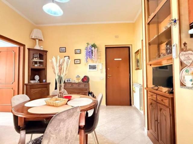 Trilocale in vendita a Roma via Mirandola, 23, Villa Fiorelli