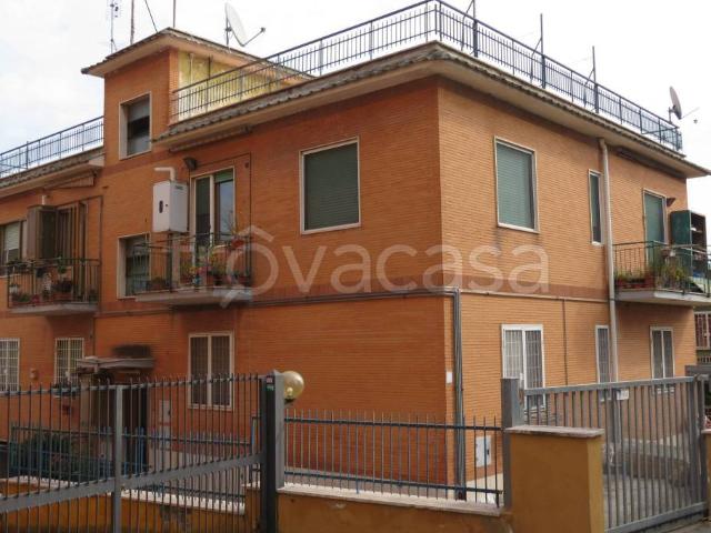 Trilocale in vendita a Roma via Moncrivello, 9