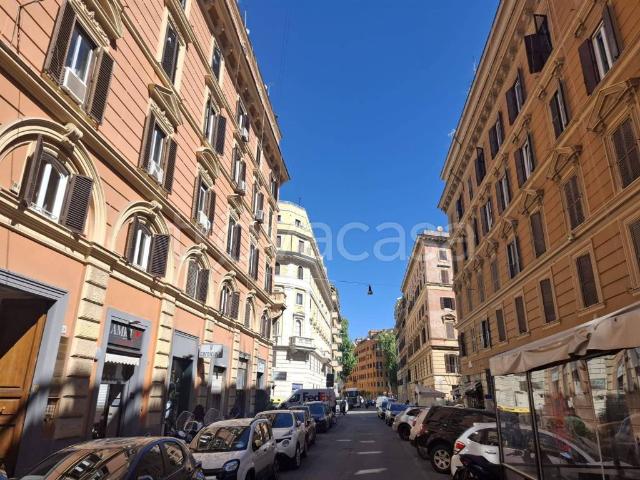 Trilocale in vendita a Roma via Otranto, Prati