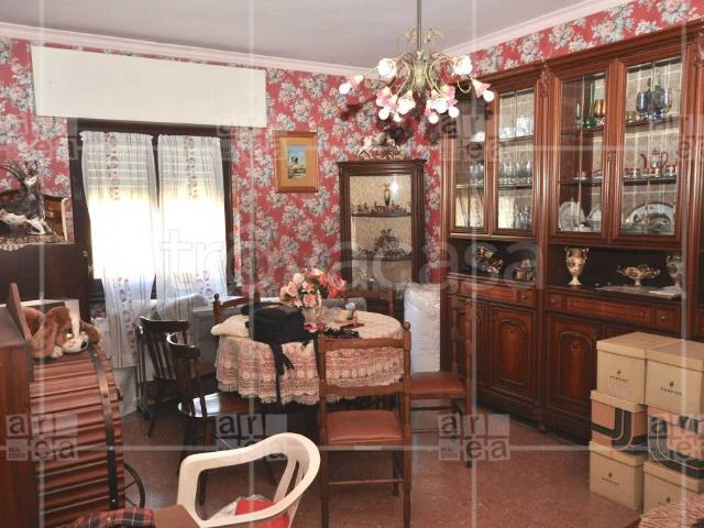 Trilocale in vendita a Roma via Oderisi da Gubbio, Marconi