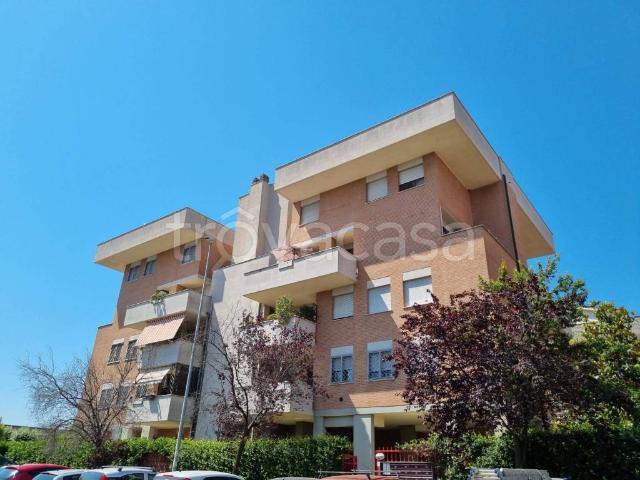 Trilocale in vendita a Roma via Achille Capizzano, 28, Anagnina