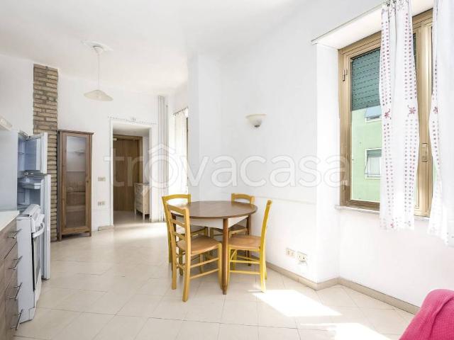 Trilocale in vendita a Roma via Apuania, Bologna