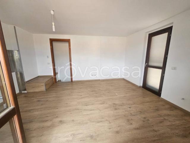 Trilocale in vendita a Roma via Balsorano, 44, Castelverde