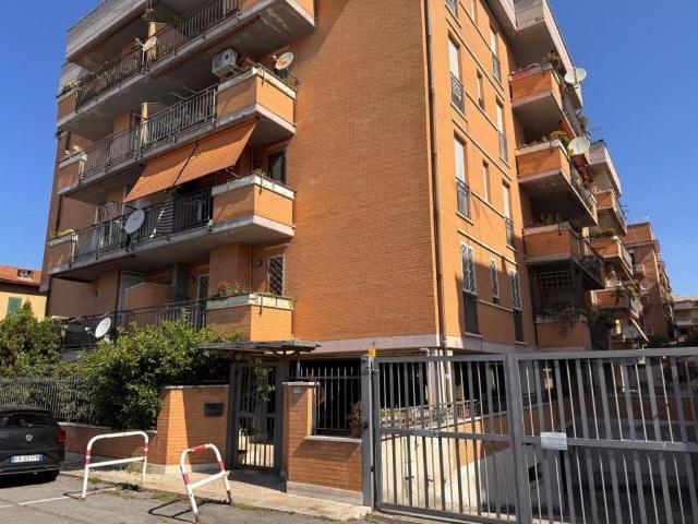 Trilocale in vendita a Roma via Caio Plinio