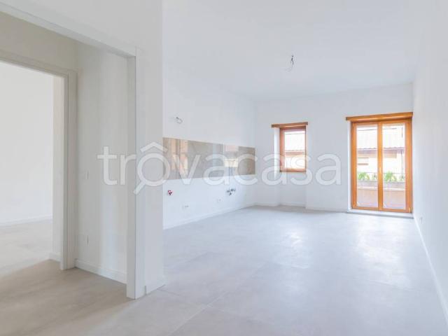 Trilocale in vendita a Roma via Castellana Grotte, Torre angela