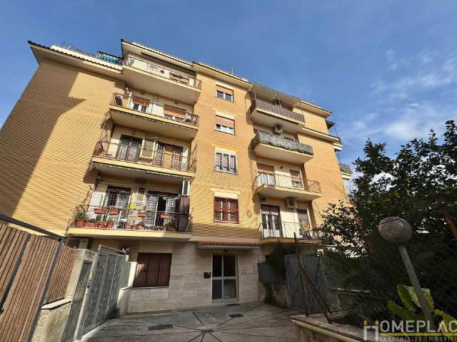 Trilocale in vendita a Roma via dei Canarini, 7, Tor Tre Teste Torre Maura