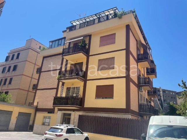 Trilocale in vendita a Roma via delle Rondini, 76, Tor Tre Teste Torre Maura