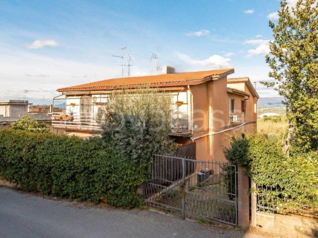 Trilocale in vendita a Roma via di Quarto Grande, Finocchio