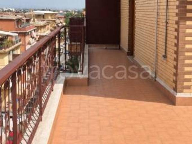 Trilocale in vendita a Roma via Giuturna, 34, Torre angela