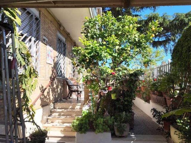 Trilocale in vendita a Roma via Padre Candido, 21, Acilia