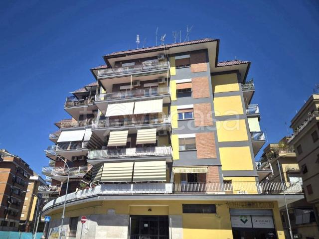Trilocale in vendita a Roma via Pian Due Torri, 63, Magliana