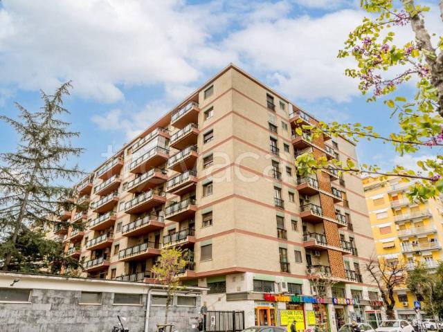 Trilocale in vendita a Roma via Pietro Blaserna, 40, Marconi