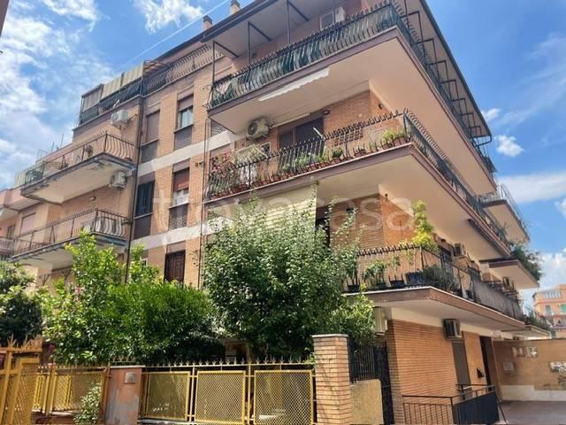 Trilocale in vendita a Roma via Prospero Santacroce, Boccea