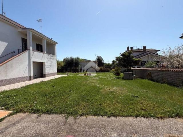 Trilocale in vendita a Roma via sarnico, 108, Dragona