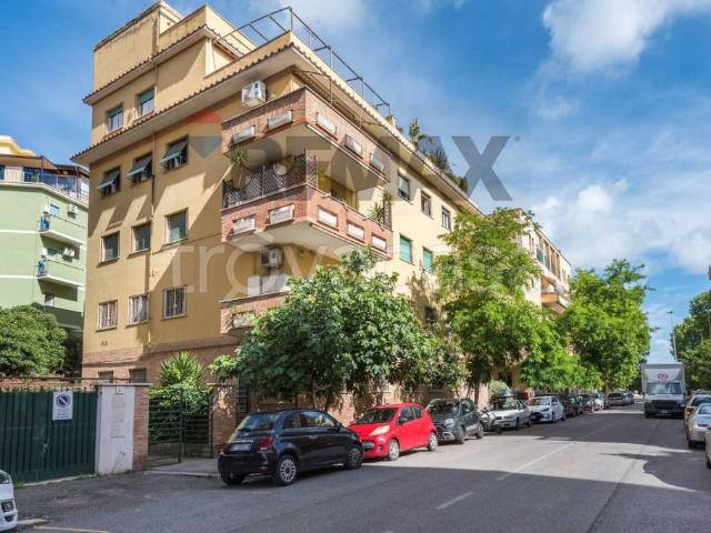Trilocale in vendita a Roma via Sartena, 18, Ostia Levante