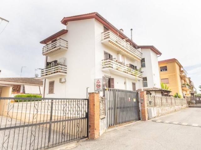 Trilocale in vendita a Roma via Scerni, 1, Castelverde