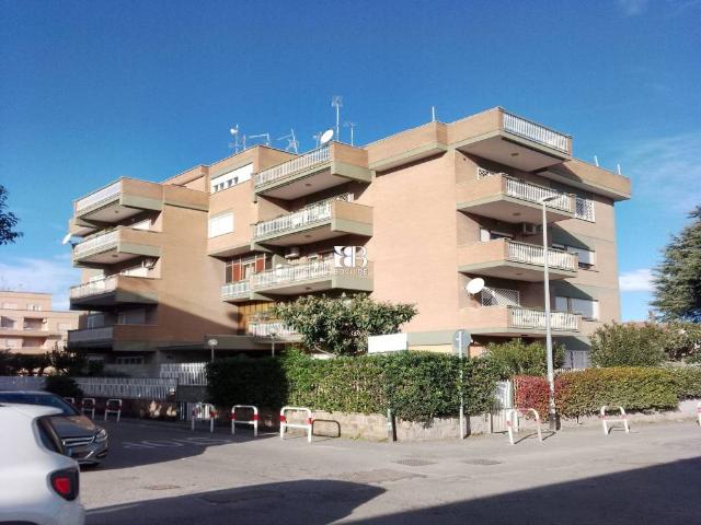 Trilocale in vendita a Roma via Senatore Borletti, Tor Tre Teste Torre Maura