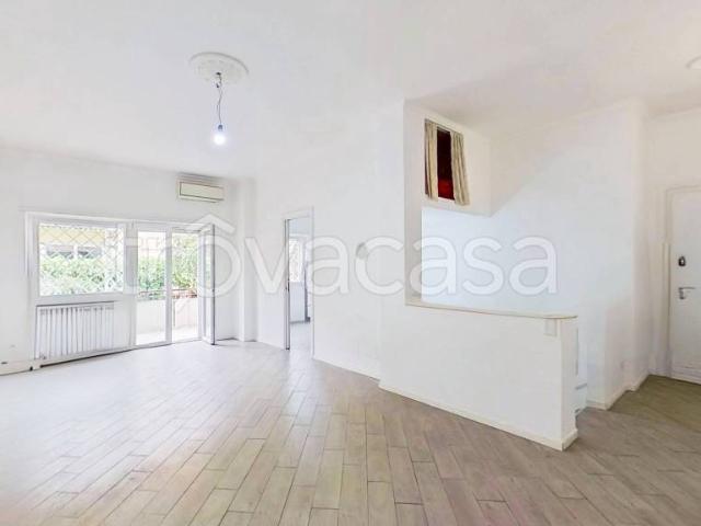 Trilocale in vendita a Roma via Tespi, 234, Axa