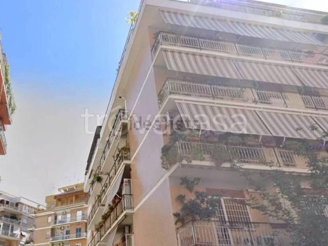 Trilocale in vendita a Roma via Tommaso da Celano, 18, Appio latino