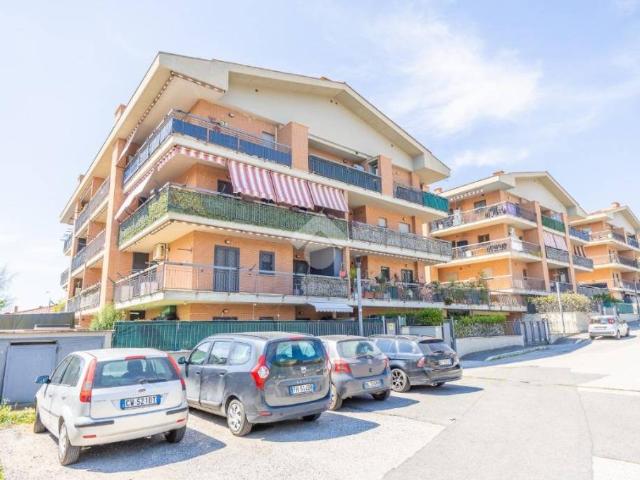 Trilocale in vendita a Roma via Valle Castellana, 38, Case Rosse
