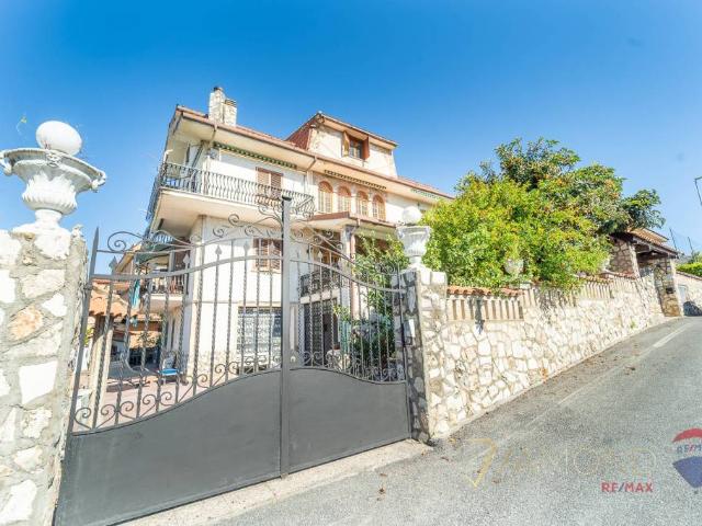 Trilocale in vendita a Roma via Villalago, 52, Case Rosse