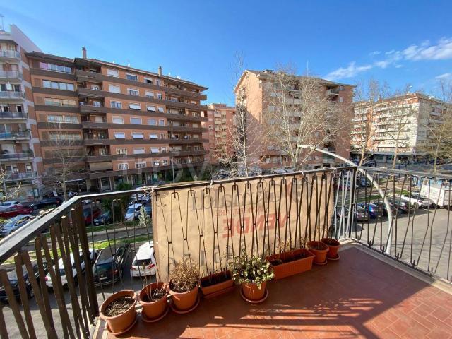 Trilocale in vendita a Roma viale Giulio Agricola, 33, Appio Claudio Statuario