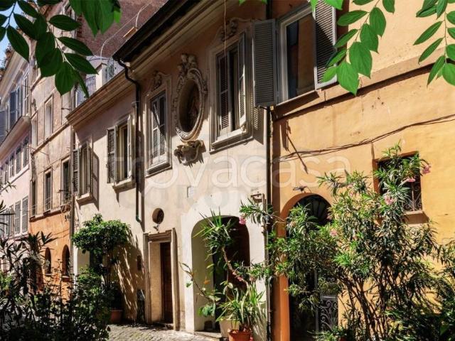 Trilocale in vendita a Roma vicolo del Leopardo, Trastevere