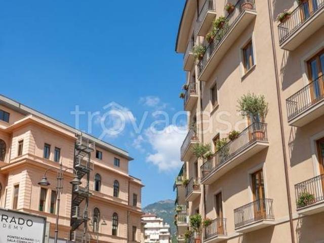 Trilocale in vendita a Salerno, Centro città