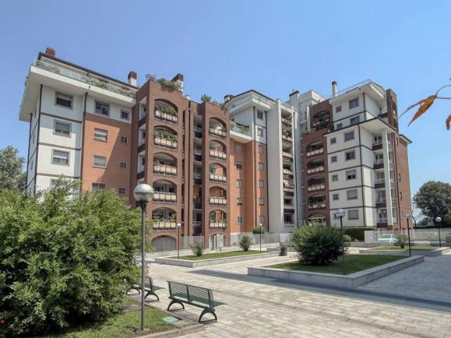 Trilocale in vendita a Segrate, Villaggio Ambrosiano