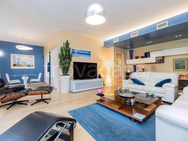 Trilocale in vendita a Segrate via Residenza Trefili, Milano Due