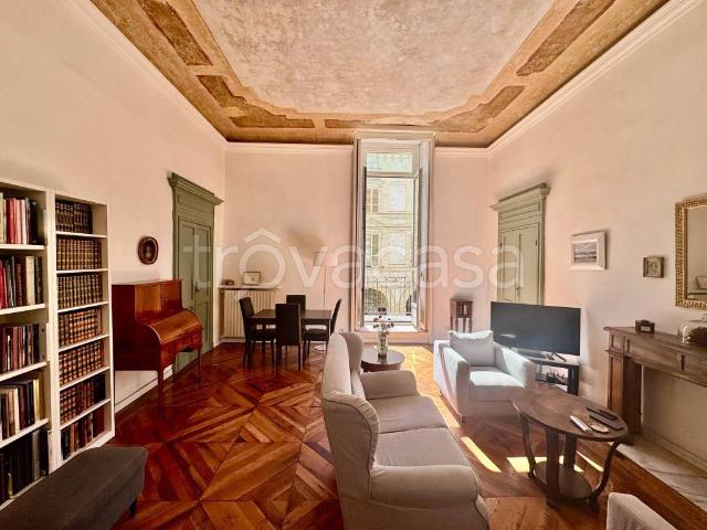 Trilocale in vendita a Torino via Po, Giardini Reali