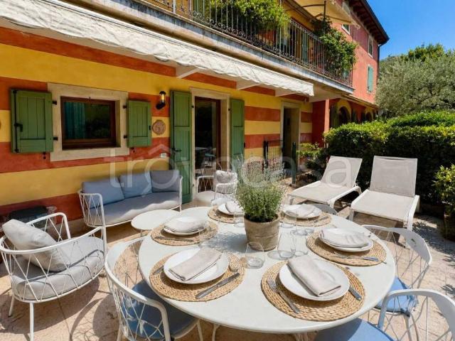 Trilocale in vendita a Torri del Benaco piazza Giuseppe Garibaldi