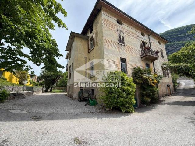 Villa bifamiliare in vendita a Vallelaghi via Nazionale