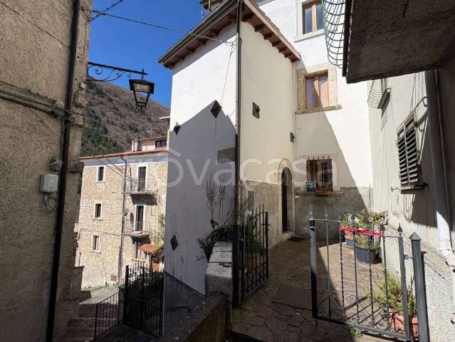 Trilocale in vendita a Villetta Barrea via Caracena, 31