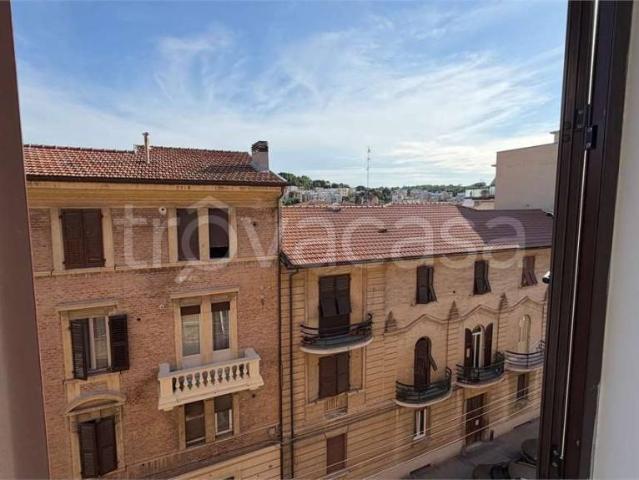 Trilocale in vendita ad Ancona via Fazioli, Cavour