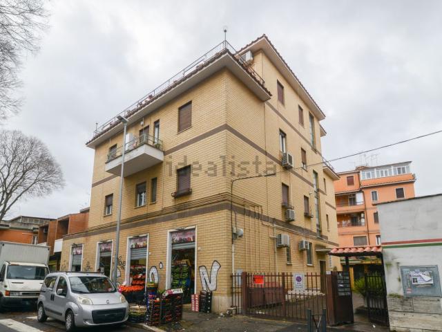 Trilocale in vendita in via sarsina 90, Roma